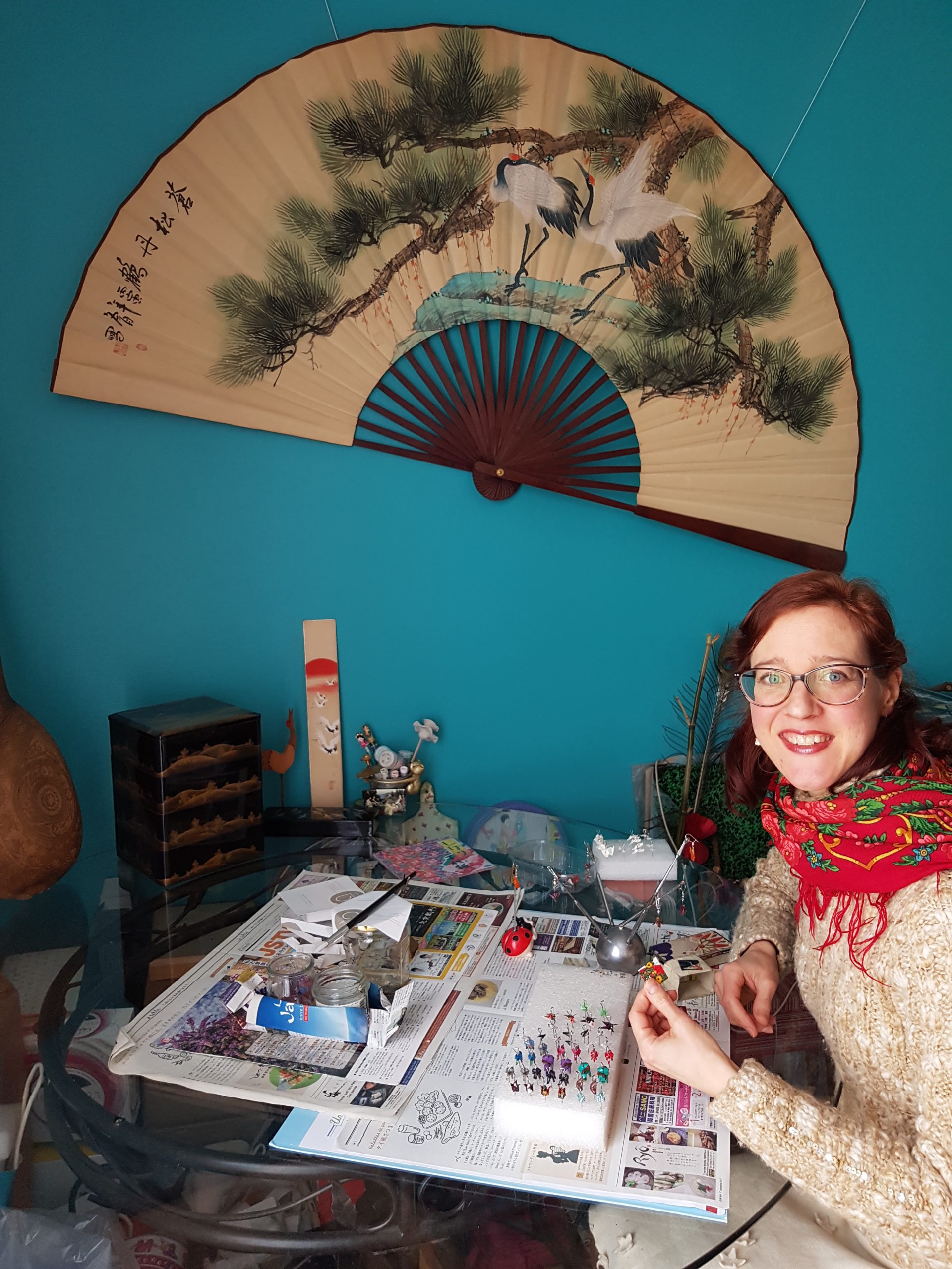 Atelier d’artiste de Véronique WARDEGA Véronique WARDEGA dans son atelier, sous un paravent japonais