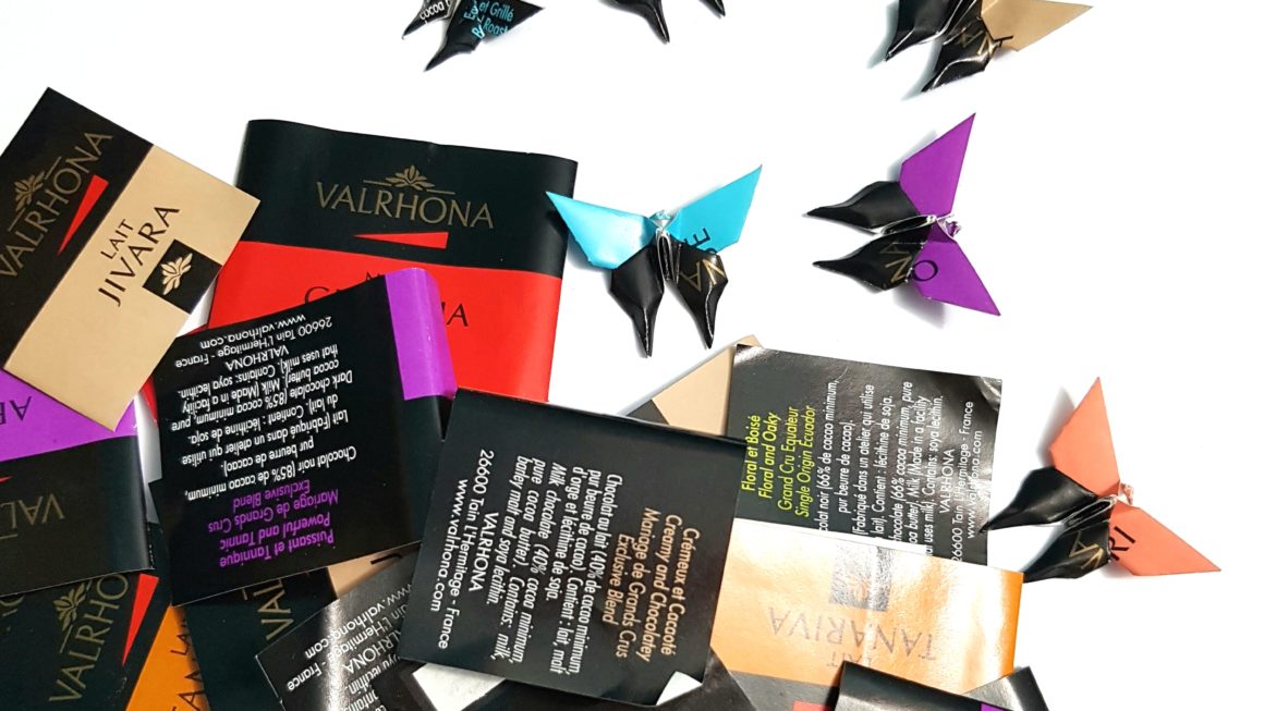 papillons origami en emballages de chocolats