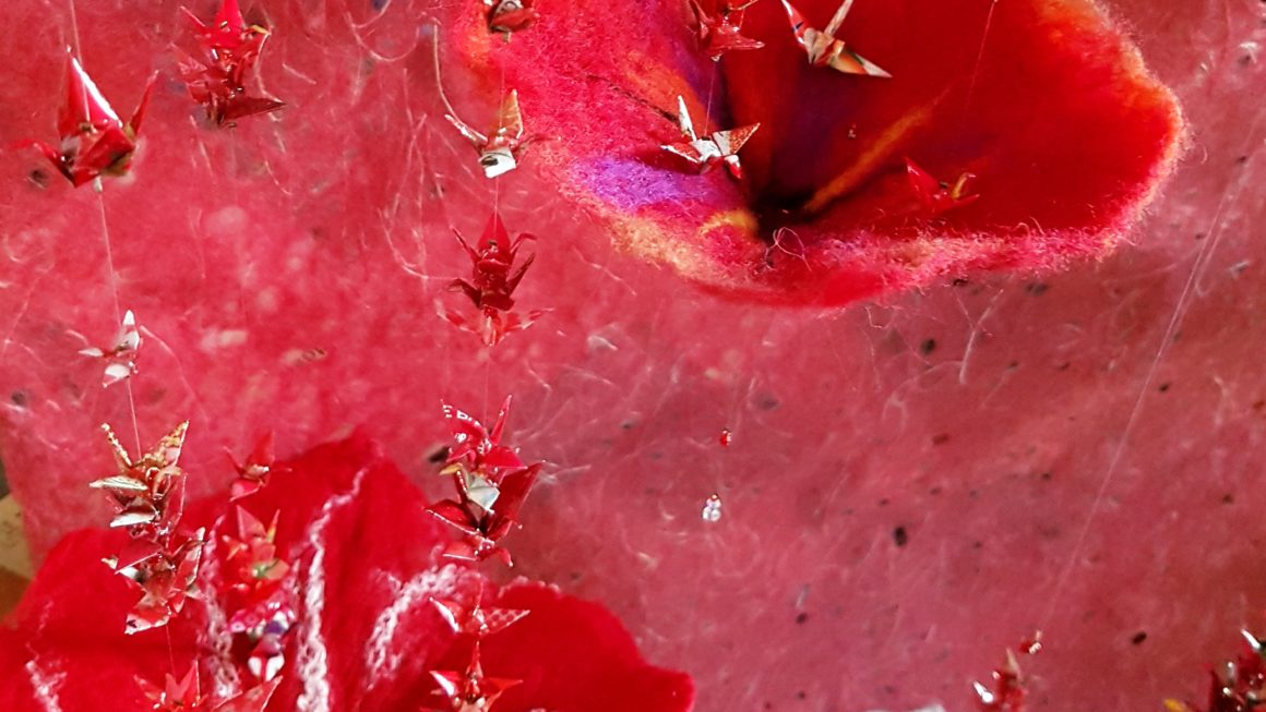 grues en origami et fleurs en laine feutrée