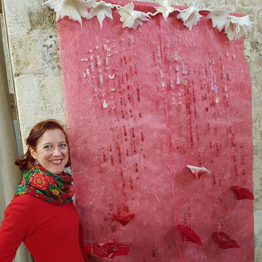1000 grues sauvages en origami et fleurs en laine feutrée, aux couleurs des drapeaux polonais et japonais