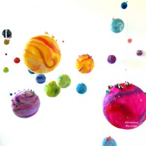 Planètes en laine feutrée et origami